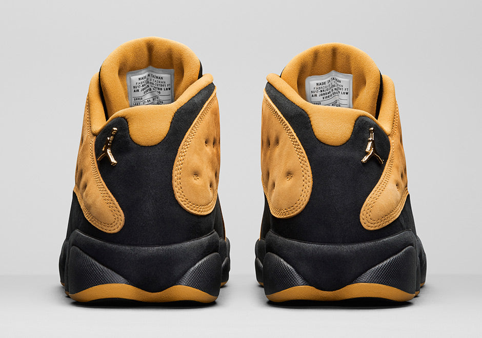 Air Jordan 13 Retro Low Chutney 310810-022 en cuir noir avec panneaux en suède brun Chutney, semelle segmentée et silhouette basse vue de derrière. 