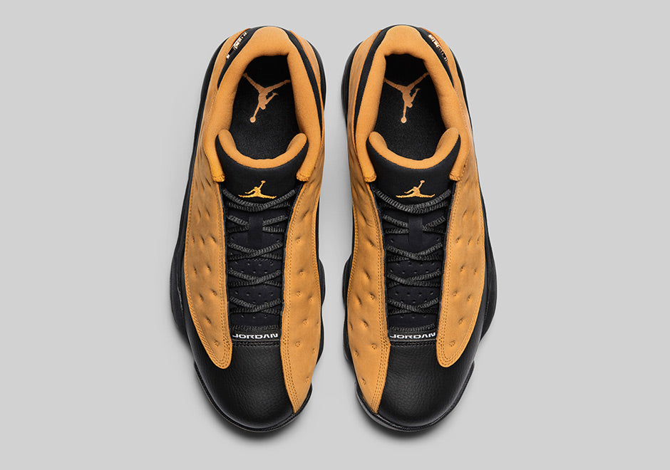 Air Jordan 13 Retro Low Chutney 310810-022 en cuir noir avec panneaux en suède brun Chutney, semelle segmentée et silhouette basse vue de dessus. 