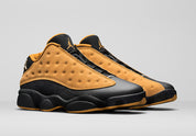 Air Jordan 13 Retro Low Chutney 310810-022 en cuir noir avec panneaux en suède brun Chutney, semelle segmentée et silhouette basse vue de 3/4 face. 
