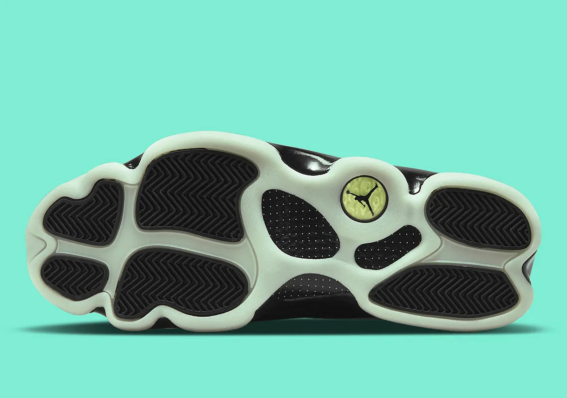 Air Jordan 13 Retro Low Singles' Day 2021 DM0803-300 en cuir noir et Durabuck Barley Green, avec motifs géométriques et semelle phosphorescente.