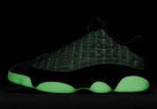 Air Jordan 13 Retro Low Singles' Day 2021 DM0803-300 en cuir noir et Durabuck Barley Green, avec motifs géométriques et semelle phosphorescente.