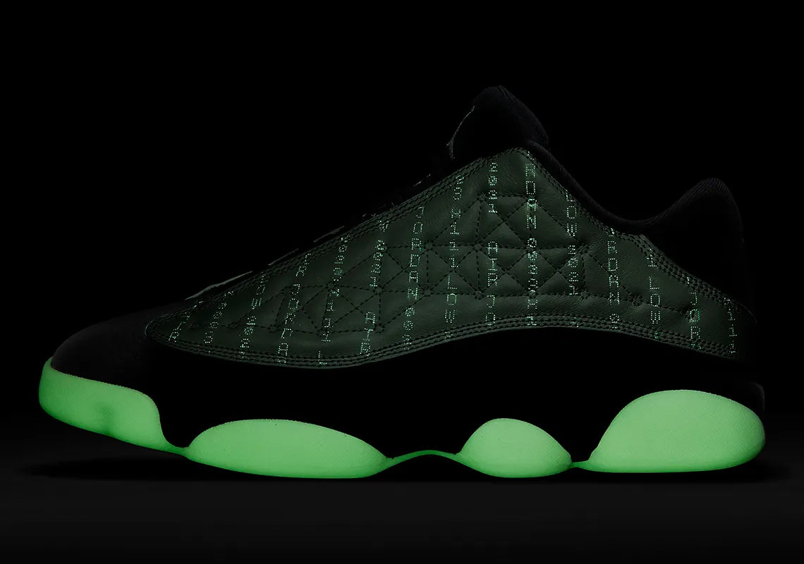 Air Jordan 13 Retro Low Singles' Day 2021 DM0803-300 en cuir noir et Durabuck Barley Green, avec motifs géométriques et semelle phosphorescente.