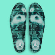 Air Jordan 13 Retro Low Singles' Day 2021 DM0803-300 en cuir noir et Durabuck Barley Green, avec motifs géométriques et semelle phosphorescente.