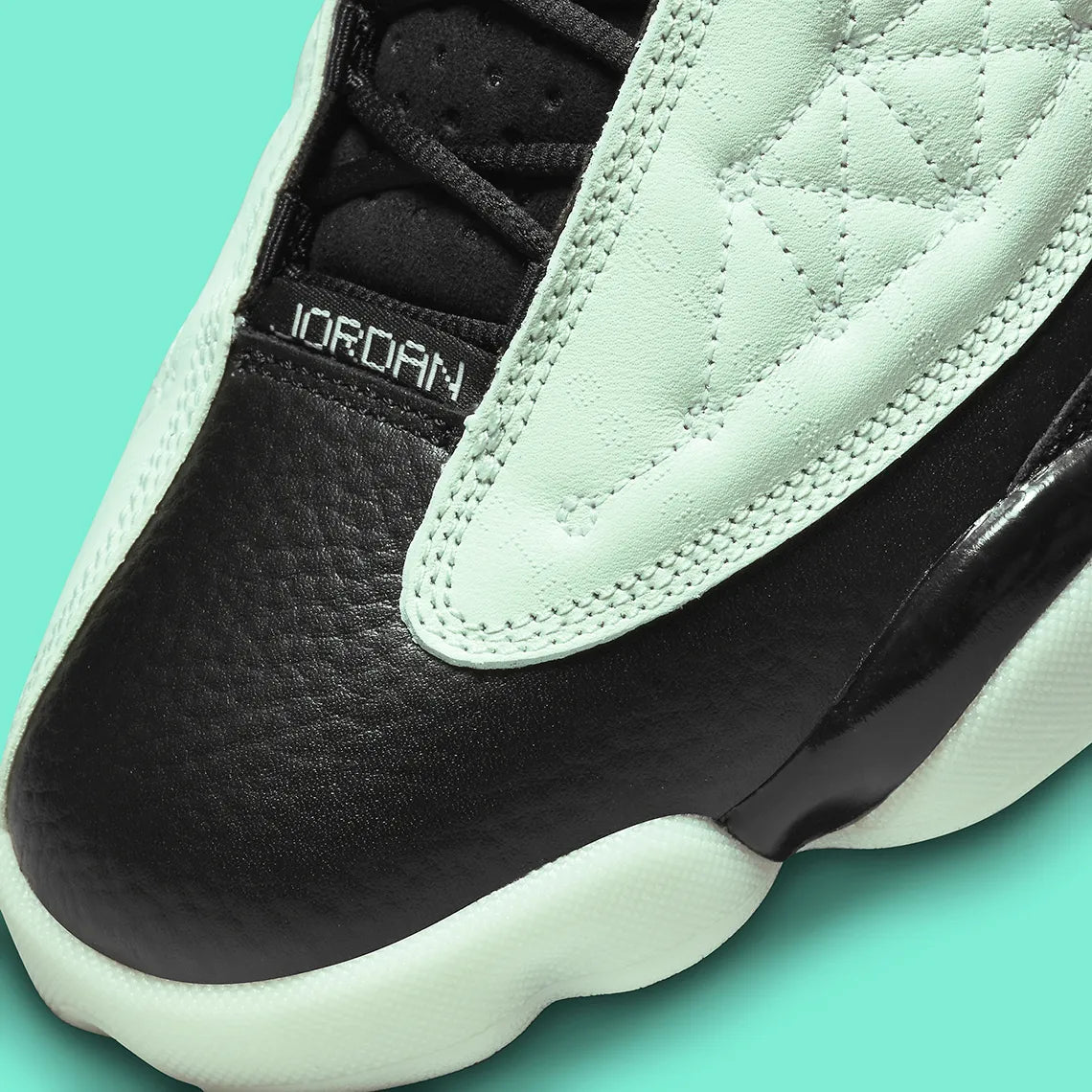 Air Jordan 13 Retro Low Singles' Day 2021 DM0803-300 en cuir noir et Durabuck Barley Green, avec motifs géométriques et semelle phosphorescente.