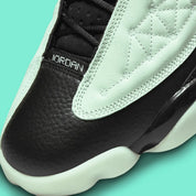 Air Jordan 13 Retro Low Singles' Day 2021 DM0803-300 en cuir noir et Durabuck Barley Green, avec motifs géométriques et semelle phosphorescente.