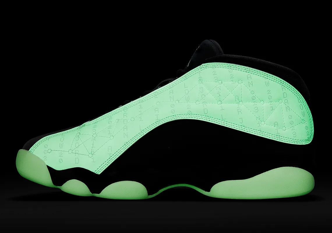 Air Jordan 13 Retro Low Singles' Day 2021 DM0803-300 en cuir noir et Durabuck Barley Green, avec motifs géométriques et semelle phosphorescente.