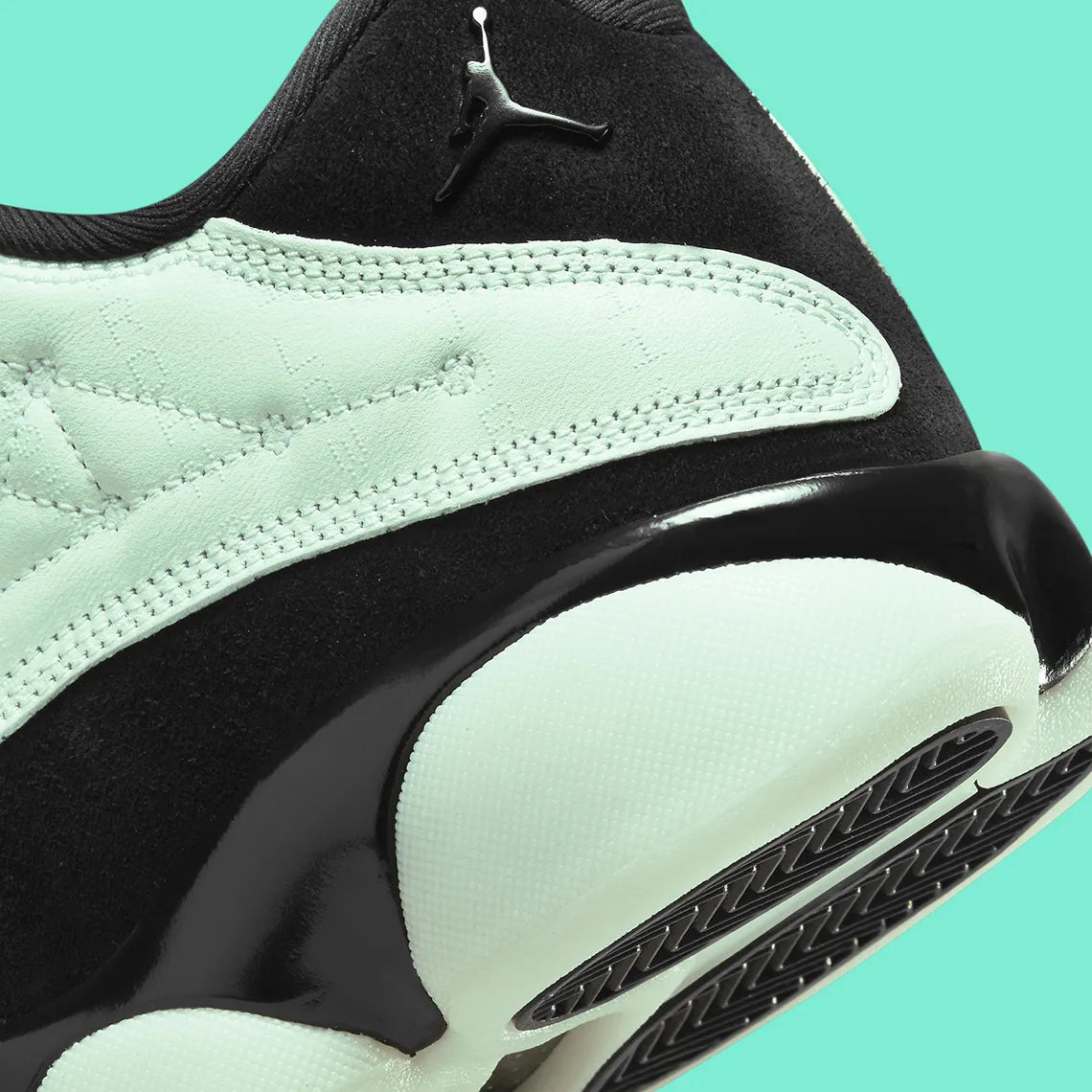 Air Jordan 13 Retro Low Singles' Day 2021 DM0803-300 en cuir noir et Durabuck Barley Green, avec motifs géométriques et semelle phosphorescente.