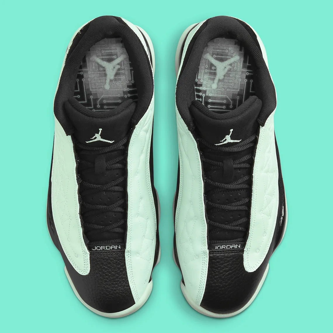 Air Jordan 13 Retro Low Singles' Day 2021 DM0803-300 en cuir noir et Durabuck Barley Green, avec motifs géométriques et semelle phosphorescente.