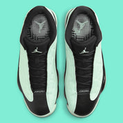 Air Jordan 13 Retro Low Singles' Day 2021 DM0803-300 en cuir noir et Durabuck Barley Green, avec motifs géométriques et semelle phosphorescente.