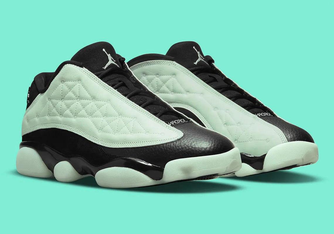 Air Jordan 13 Retro Low Singles' Day 2021 DM0803-300 en cuir noir et Durabuck Barley Green, avec motifs géométriques et semelle phosphorescente.