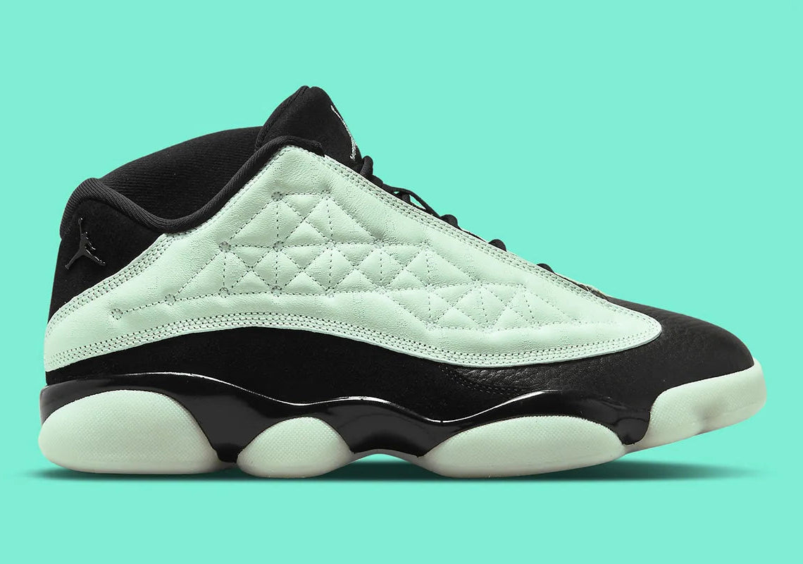 Air Jordan 13 Retro Low Singles' Day 2021 DM0803-300 en cuir noir et Durabuck Barley Green, avec motifs géométriques et semelle phosphorescente.