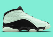 Air Jordan 13 Retro Low Singles' Day 2021 DM0803-300 en cuir noir et Durabuck Barley Green, avec motifs géométriques et semelle phosphorescente.