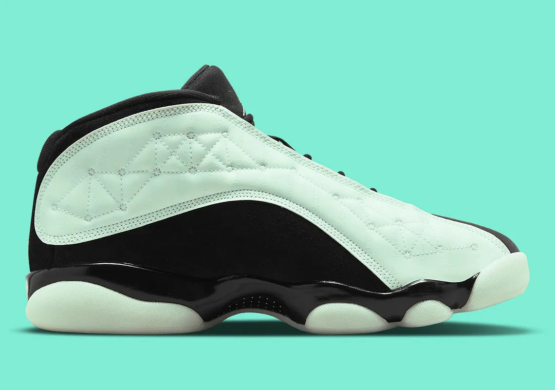 Air Jordan 13 Retro Low Singles' Day 2021 DM0803-300 en cuir noir et Durabuck Barley Green, avec motifs géométriques et semelle phosphorescente.