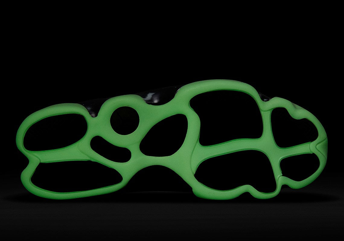 Air Jordan 13 Retro Low Singles' Day 2021 DM0803-300 en cuir noir et Durabuck Barley Green, avec motifs géométriques et semelle phosphorescente.