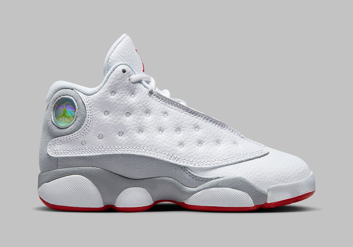 Air Jordan 13 Retro Wolf Grey 2023 (TD) en cuir blanc avec empiècements Wolf Grey, détails True Red, Jumpman et hologramme au talon.