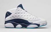 Air Jordan 13 Retro Low Hornets 310810-107 en cuir blanc avec empiècements Midnight Navy, accents Turquoise Blue et Jumpman métallique vue de profil. 