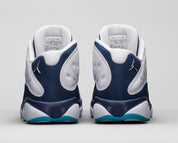 Air Jordan 13 Retro Low Hornets 310810-107 en cuir blanc avec empiècements Midnight Navy, accents Turquoise Blue et Jumpman métallique vue de derrière. 