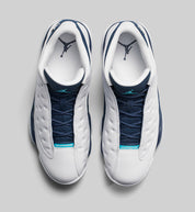 Air Jordan 13 Retro Low Hornets 310810-107 en cuir blanc avec empiècements Midnight Navy, accents Turquoise Blue et Jumpman métallique vue de dessus. 