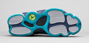 Air Jordan 13 Retro Low Hornets 310810-107 en cuir blanc avec empiècements Midnight Navy, accents Turquoise Blue et Jumpman métallique vue de dessous. 