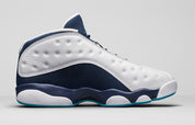 Air Jordan 13 Retro Low Hornets 310810-107 en cuir blanc avec empiècements Midnight Navy, accents Turquoise Blue et Jumpman métallique vue de profil intérieur. 