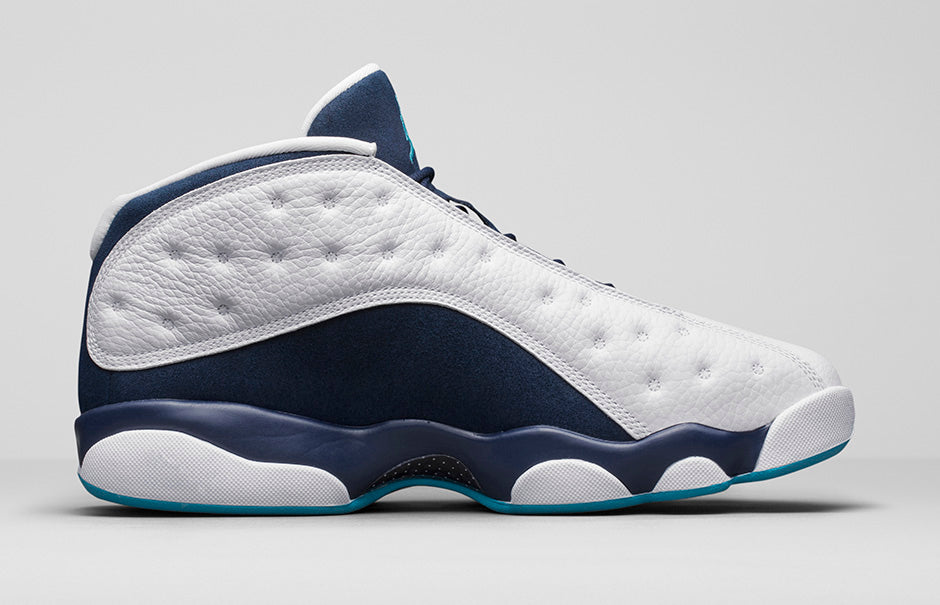 Air Jordan 13 Retro Low Hornets 310810-107 en cuir blanc avec empiècements Midnight Navy, accents Turquoise Blue et Jumpman métallique vue de profil intérieur. 