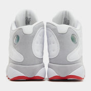 Air Jordan 13 Retro Wolf Grey 414571-160 en cuir blanc avec panneaux Wolf Grey, détails True Red, semelle segmentée et hologramme vert vue de derrière. 