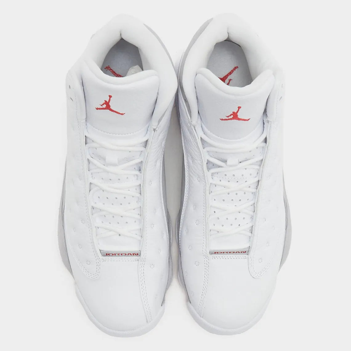 Air Jordan 13 Retro Wolf Grey 414571-160 en cuir blanc avec panneaux Wolf Grey, détails True Red, semelle segmentée et hologramme vert vue du dessus. 