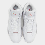 Air Jordan 13 Retro Wolf Grey 414571-160 en cuir blanc avec panneaux Wolf Grey, détails True Red, semelle segmentée et hologramme vert vue du dessus. 
