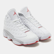 Air Jordan 13 Retro Wolf Grey 414571-160 en cuir blanc avec panneaux Wolf Grey, détails True Red, semelle segmentée et hologramme vert vue de 3/4 face. 