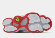 Air Jordan 13 Retro Wolf Grey 414571-160 en cuir blanc avec panneaux Wolf Grey, détails True Red, semelle segmentée et hologramme vert vue de dessous. 