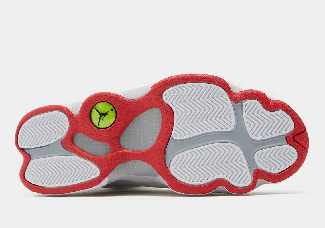 Air Jordan 13 Retro Wolf Grey 414571-160 en cuir blanc avec panneaux Wolf Grey, détails True Red, semelle segmentée et hologramme vert vue de dessous. 