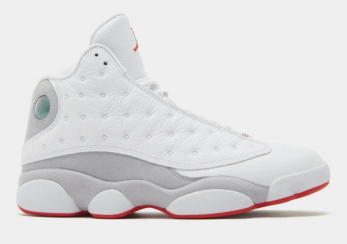 Air Jordan 13 Retro Wolf Grey 414571-160 en cuir blanc avec panneaux Wolf Grey, détails True Red, semelle segmentée et hologramme vert vue de profil. 