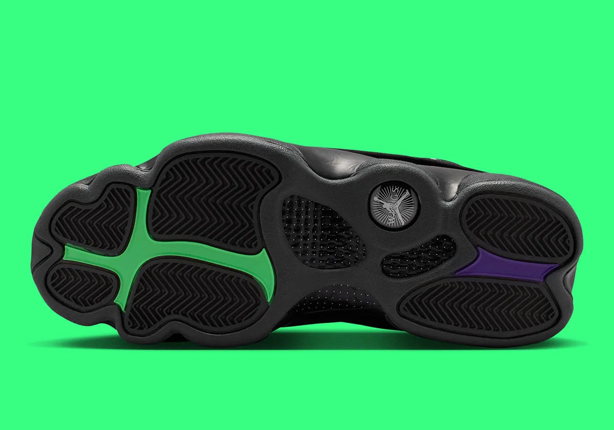 Air Jordan 13 Retro Wings, sneaker Jordan Brand issue de la collection Wings avec silhouette Air Jordan 13 inspirée de la panthère et détails premium.