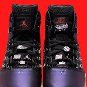 Vue zoomée sur la paire de lacets de la sneakers Jordan 17 Retro Low Doernbecher Zach Rumbaugh en matériaux premium avec design expressif et finitions haut de gamme Jordan
