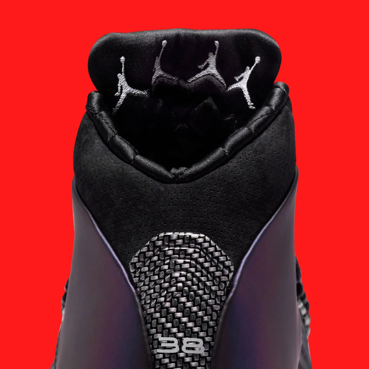 Vue zoomée sur les détails à l'intérieur de la languette de la sneakers Jordan 17 Retro Low Doernbecher Zach Rumbaugh en matériaux premium avec design expressif et finitions haut de gamme Jordan
