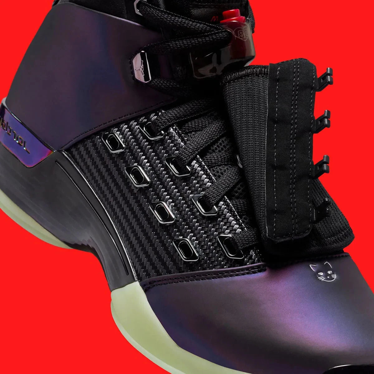 Vue sur les détails latéraux intérieur de la sneakers Jordan 17 Retro Low Doernbecher Zach Rumbaugh en matériaux premium avec design expressif et finitions haut de gamme Jordan