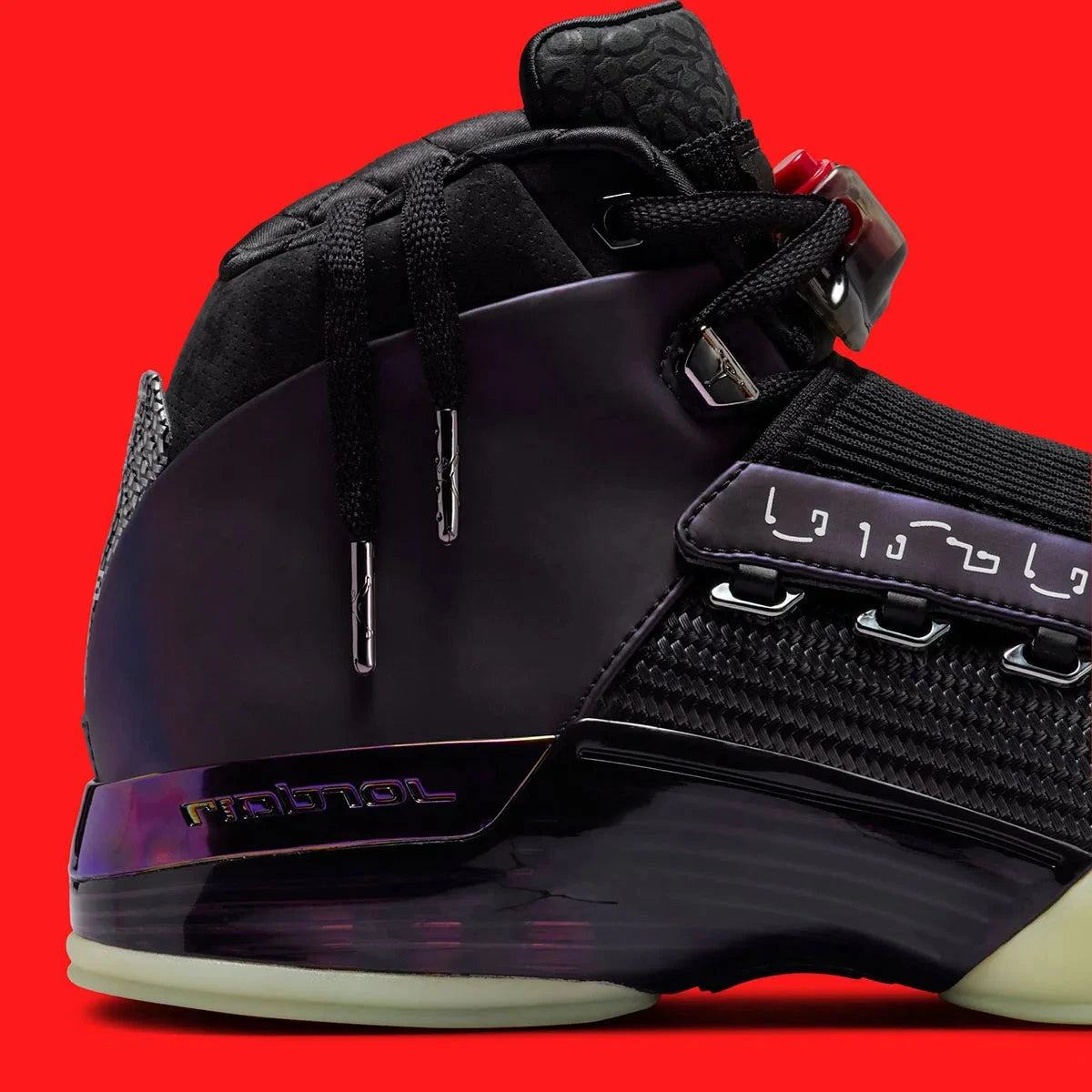 Vue sur les détails latéraux arrières de la sneakers Jordan 17 Retro Low Doernbecher Zach Rumbaugh en matériaux premium avec design expressif et finitions haut de gamme Jordan