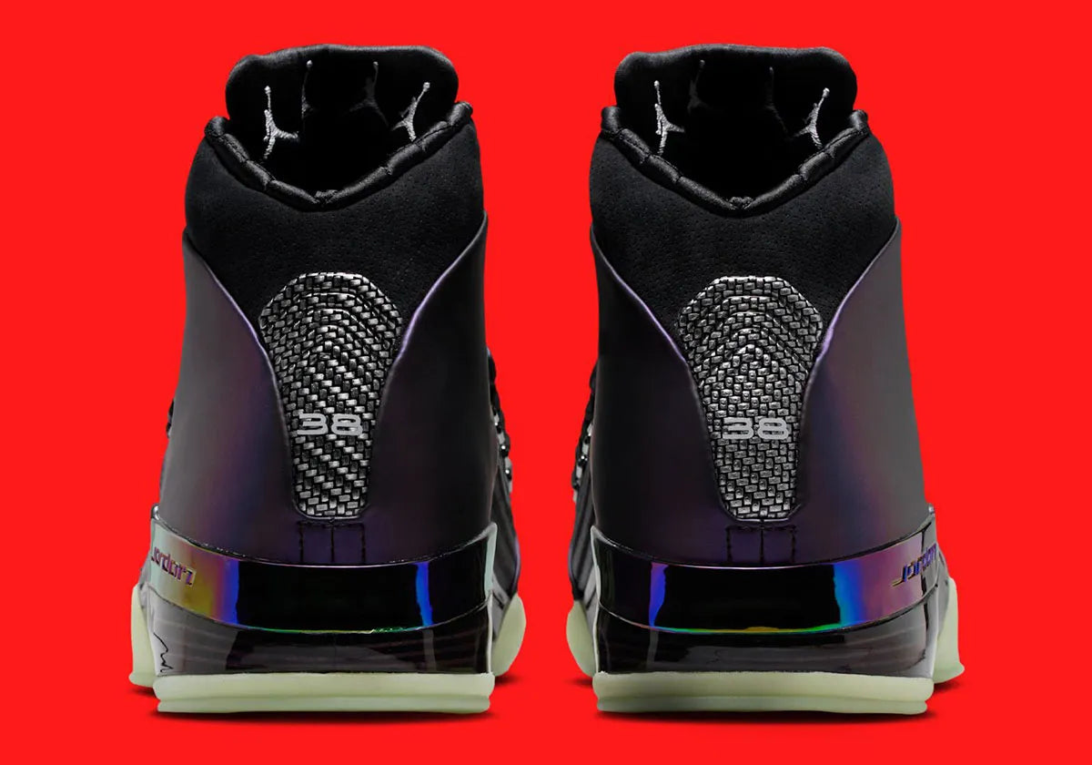 Sneakers Jordan 17 Retro Low Doernbecher Zach Rumbaugh en matériaux premium avec design expressif et finitions haut de gamme Jordan vue de derrière. 