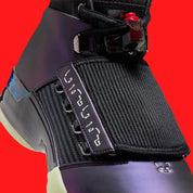 Vue zoomée sur les détails latéraux de la sneakers Jordan 17 Retro Low Doernbecher Zach Rumbaugh en matériaux premium avec design expressif et finitions haut de gamme Jordan