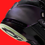 Vue zoomée sur les détails latéraux arrières de la sneakers Jordan 17 Retro Low Doernbecher Zach Rumbaugh en matériaux premium avec design expressif et finitions haut de gamme Jordan
