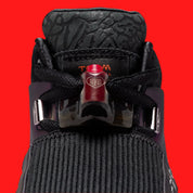 Vue zoomée sur le système de serrage de lacets de la sneakers Jordan 17 Retro Low Doernbecher Zach Rumbaugh en matériaux premium avec design expressif et finitions haut de gamme Jordan