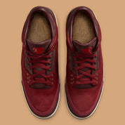 Air Jordan 3 Retro PRM Bin23 en cuir premium brun avec sceau rouge Bin23 et amorti Air visible emblématique.
