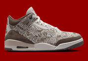 Air Jordan 3 Retro Laser Palomino, sneaker Jordan crème et marron en cuir et daim avec motifs gravés au laser et détails rouges.