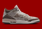 Air Jordan 3 Retro Laser Palomino, sneaker Jordan crème et marron en cuir et daim avec motifs gravés au laser et détails rouges.
