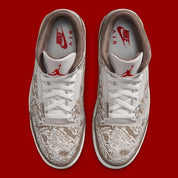 Air Jordan 3 Retro Laser Palomino, sneaker Jordan crème et marron en cuir et daim avec motifs gravés au laser et détails rouges.