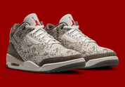 Air Jordan 3 Retro Laser Palomino, sneaker Jordan crème et marron en cuir et daim avec motifs gravés au laser et détails rouges.