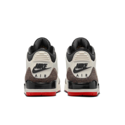 Air Jordan 3 Worlds Best Dad crème et beige en cuir premium avec print elephant et semelle Air visible iconique. vue arrière d ela chaussure
