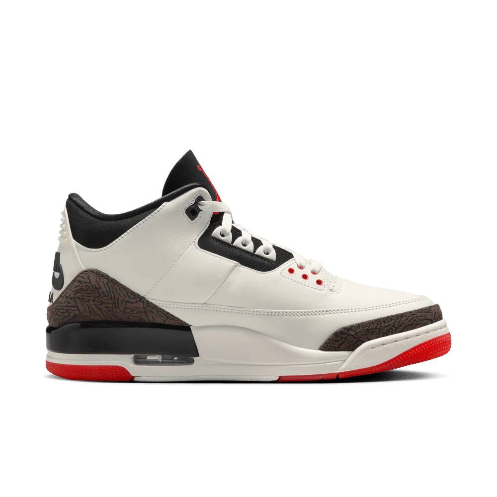 Air Jordan 3 Worlds Best Dad crème et beige en cuir premium avec print elephant et semelle Air visible iconique. vue de profil intérieur