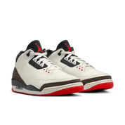 Air Jordan 3 Worlds Best Dad crème et beige en cuir premium avec print elephant et semelle Air visible iconique. vue de 3/4