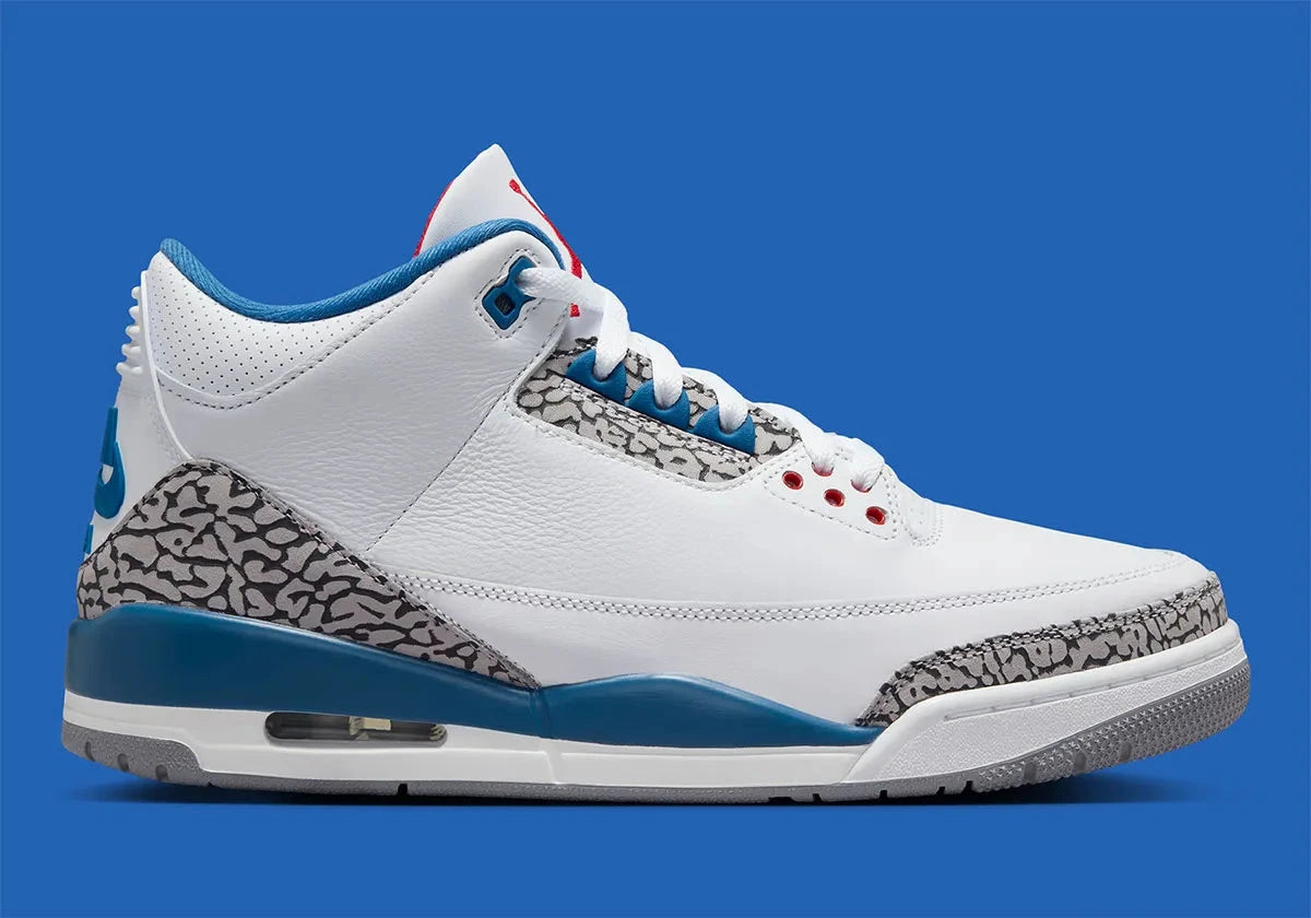 Air Jordan 3 Retro True Blue (2026) en cuir blanc avec empiècements Elephant Print, détails True Blue, logo Nike Air au talon et unité Air visible.